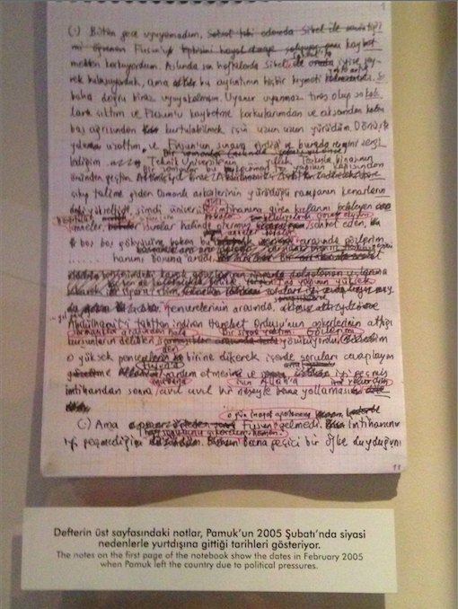 Defterin üst sayfasındaki notlar, Pamuk'un 2005 Şubat'ında siyasi nedenlerle yurtdışına gittiği tarihleri gösteriyor.